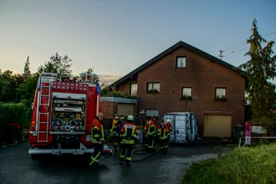 Herrenberg: Lieferwagen brennt voellig aus - Haus evakuiert